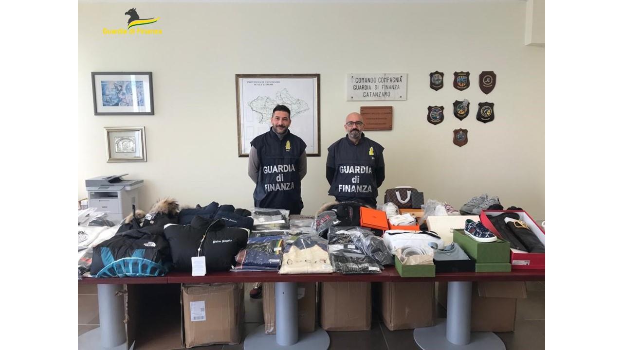Catanzaro, contrasto alla contraffazione e ricettazione tramite il web, sequestrati centinaia di capi provenienti dalla Bulgaria