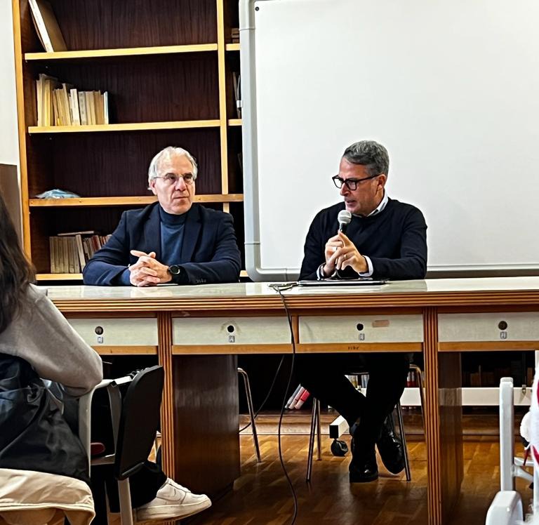 Lamezia, lo scrittore Luigi Combariati incontra gli studenti del Liceo "Fiorentino"