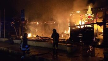 In fiamme stabilimento balneare a Scalea, ipotesi dolo