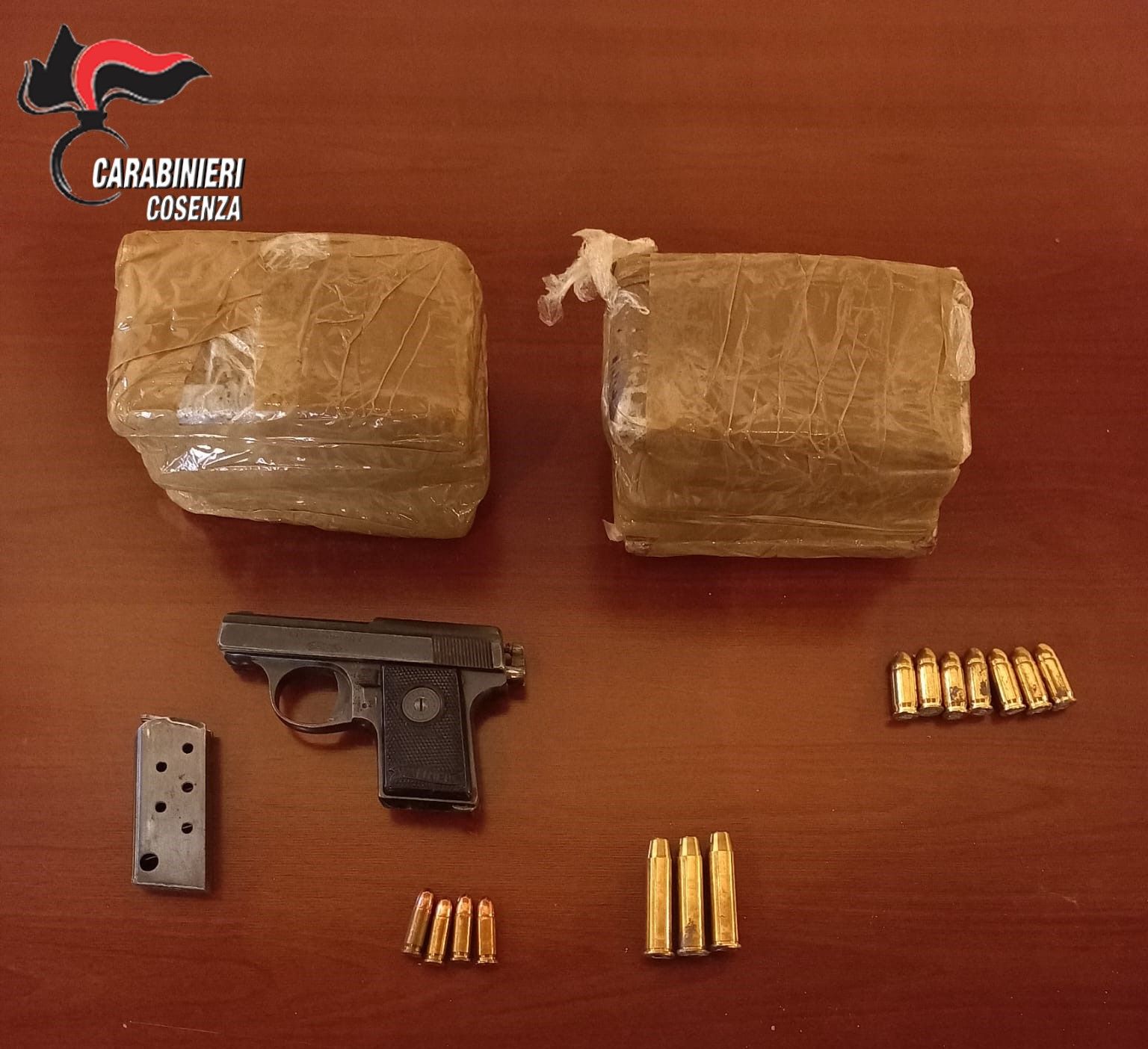 Cosenza, sequestrata pistola semiautomatica con matricola abrasa, munizioni e sostanza stupefacente Cosenza, sequestrata pistola semiautomatica con matricola abrasa, munizioni e sostanza stupefacente