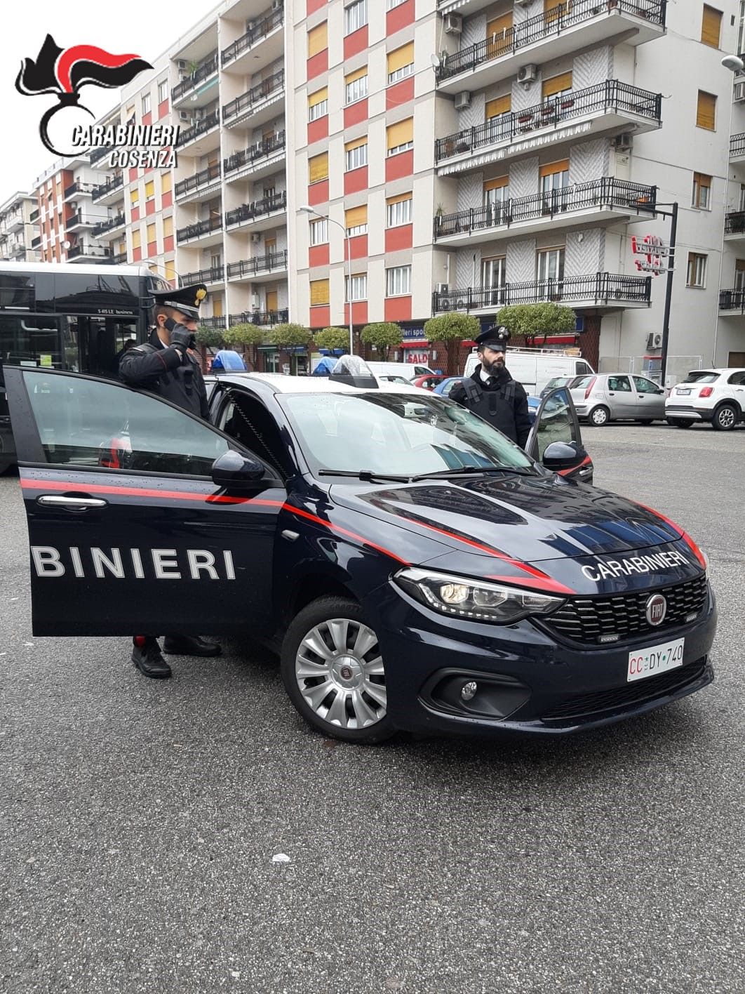Cosenza, aggredisce e rapina due persone al prelievo al bancomat, arrestato 40enne Cosenza, aggredisce e rapina due persone al prelievo al bancomat, arrestato 40enne