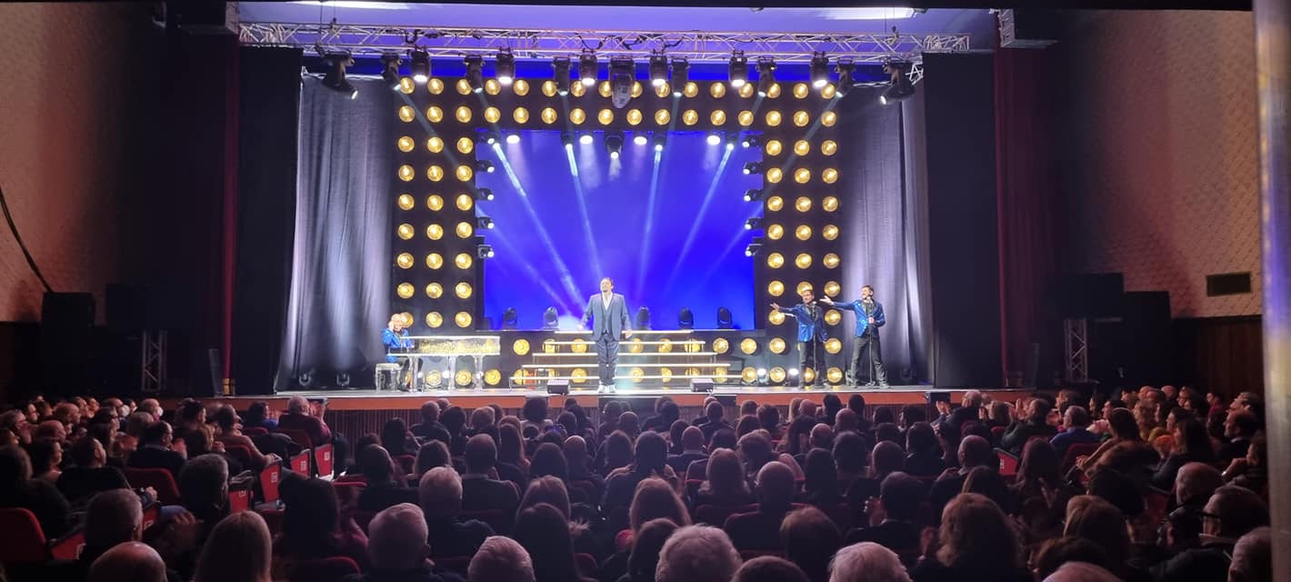 Enrico Brignano fa il pieno di pubblico e risate al "Rende Teatro Festival"