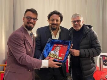 Enrico Brignano fa il pieno di pubblico e risate al "Rende Teatro Festival"