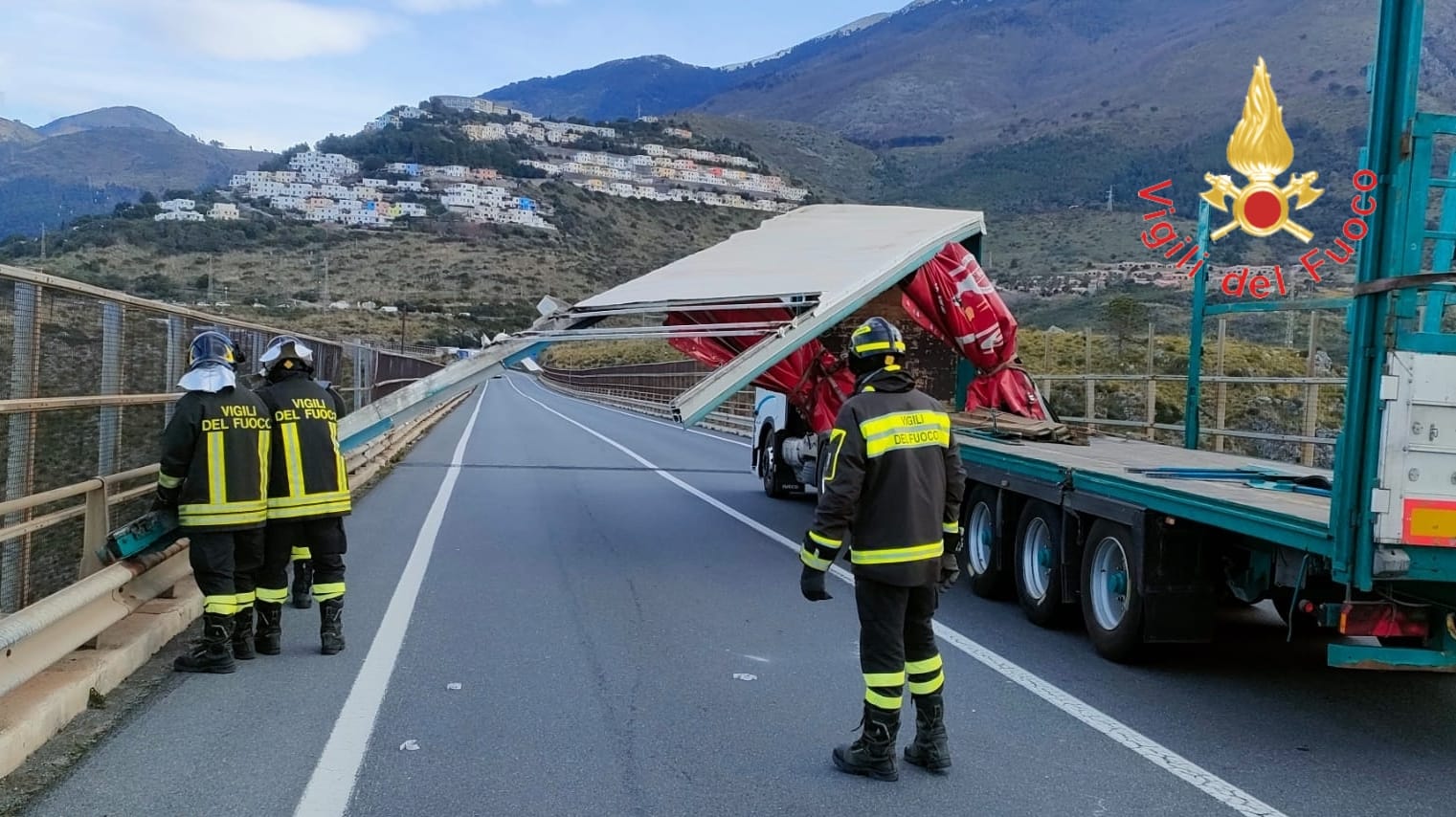 Maltempo, il forte vento scoperchia su SS18 un autoarticolato telonato Maltempo, il forte vento scoperchia su SS18 un autoarticolato telonato