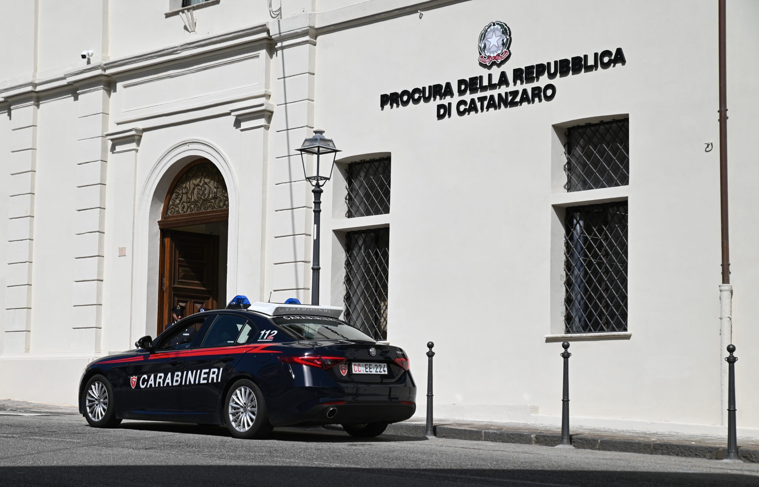 A Borgia prende a calci l’auto del vicino e lo minaccia con una roncola, arrestato 54enne