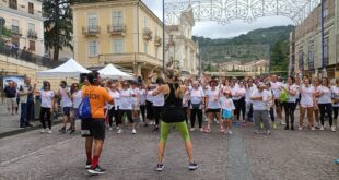 Jill Cooper guida il gruppo di camminatori