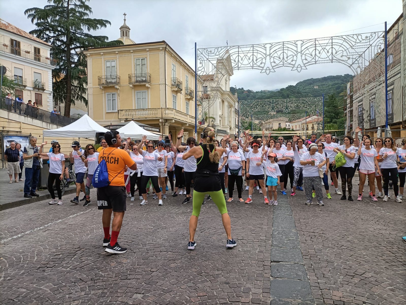Lamezia, pura energia e grande divertimento per la camminata della salute con Jill Cooper