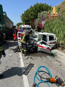 Incidente stradale ad Amantea, coinvolta auto della Croce Rossa Italiana, feriti i 5 volontari a bordo