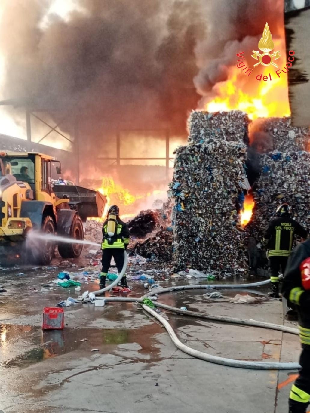 Incendio alla Servizi Ecologici a Tarsia (Video)