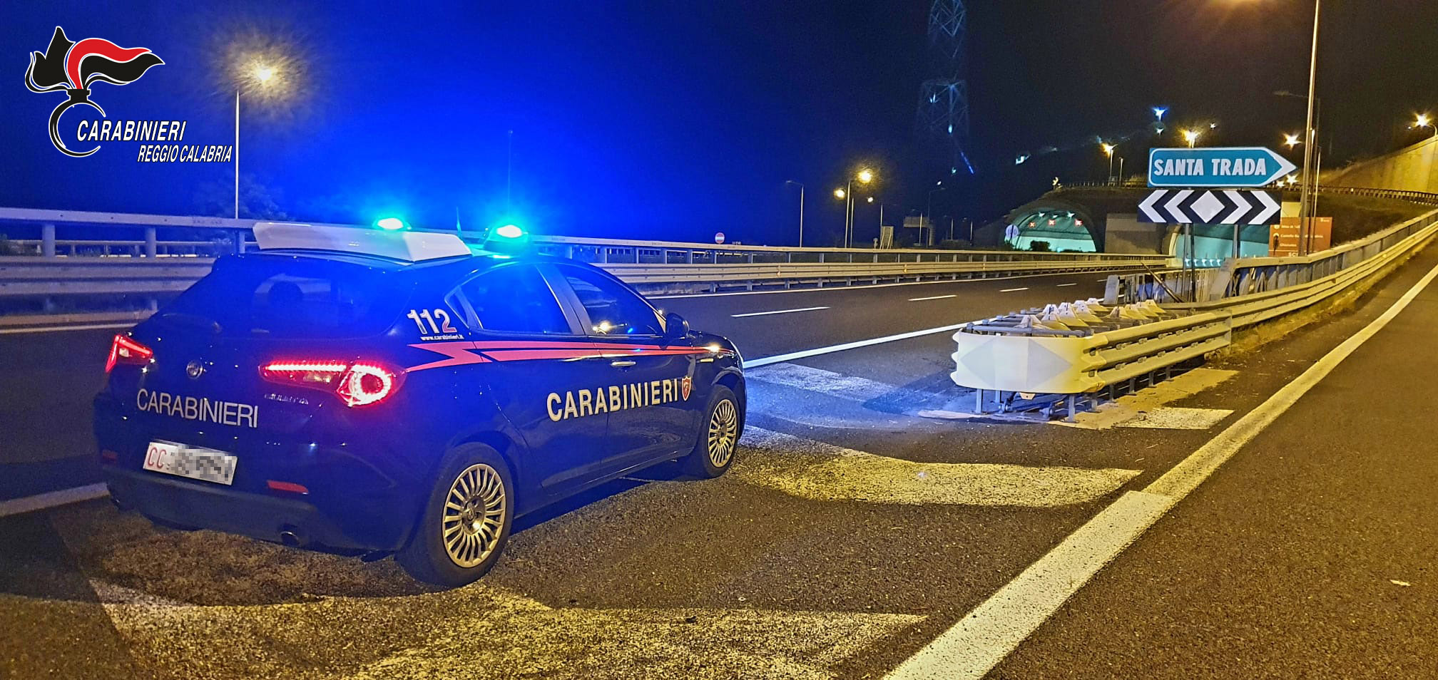 Ruba auto e fugge contromano in autostrada nel reggino, arrestato 19enne
