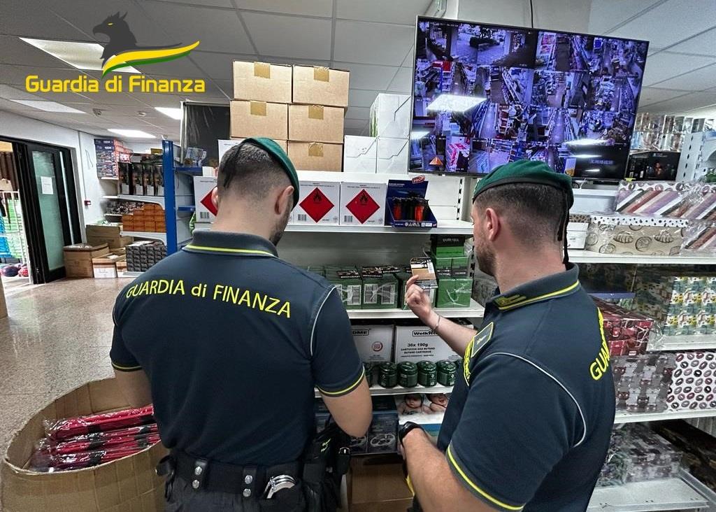 Lamezia Terme, Gdf sequestra prodotti contraffatti a marchio "Duracell" e "Loctite Super Attack" in due ingrossi gestiti da cinesi
