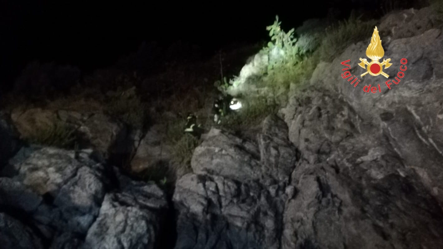 Uomo di 40 anni tenta di scalare il costone roccioso di Caminia ma rimane bloccato, soccorso dai Vigili del Fuoco Uomo di 40 anni tenta di scalare il costone roccioso di Caminia ma rimane bloccato, soccorso dai Vigili del Fuoco