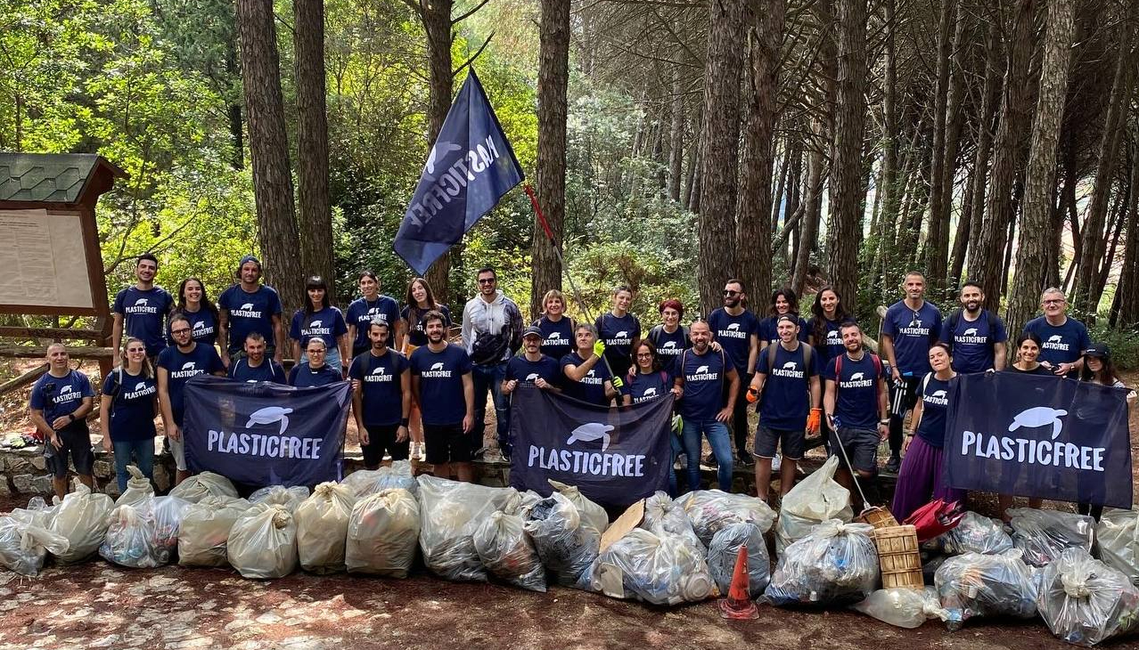 Lamezia Terme, Parco Dossi Comuni ripulito dai volontari Plastic Free, oltre 700 kg di rifiuti rimossi dall'ambiente