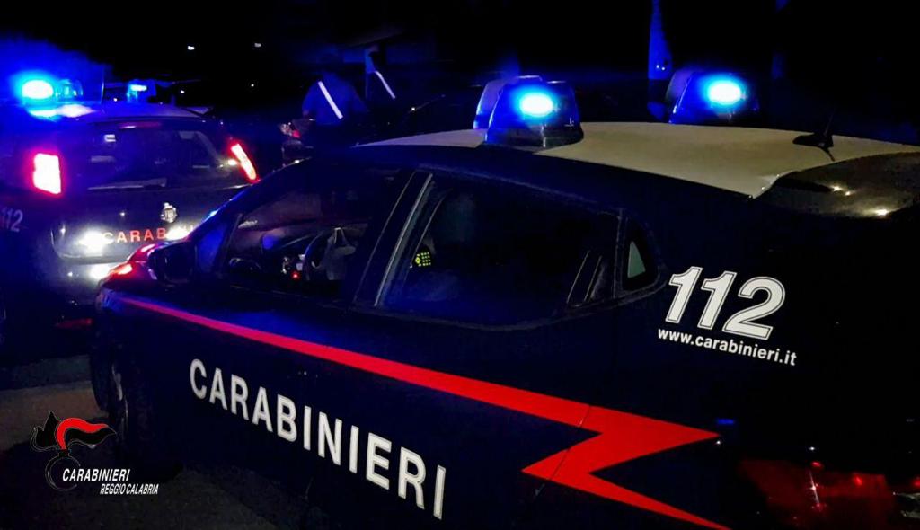 Nel reggino una donna incendia l’auto del marito con la complicità di un minorenne