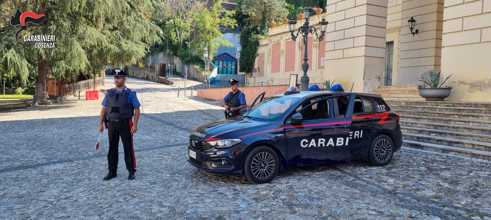 Nascondeva la droga in una bara vuota e armi clandestine nella cappella di famiglia, arrestato 32enne nel cosentino