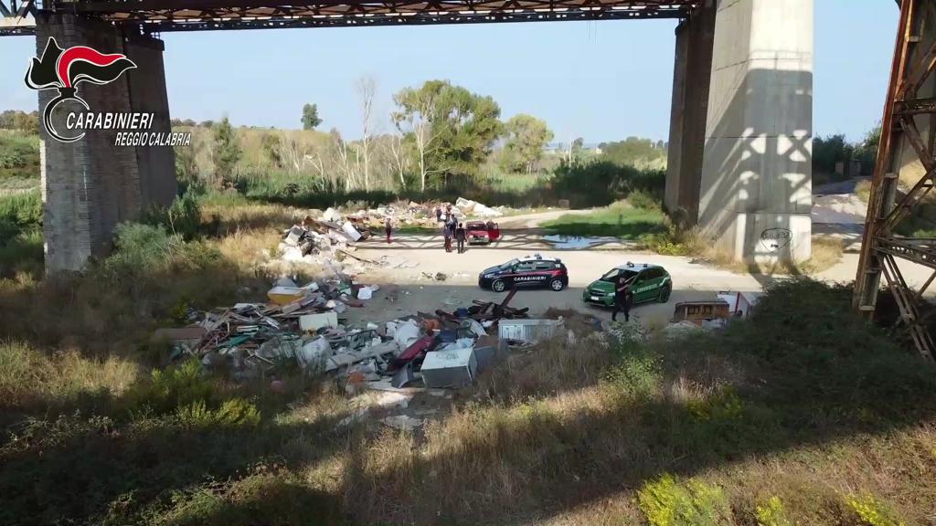 Sequestrate a Gioia Tauro due discariche abusive, presenti anche rifiuti pericolosi