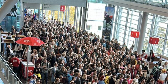 Il Pubblico In Attesa Di Entrare Allo Stand Dove, Fra Gli Altri Editori, Eravamo Noi Presenti