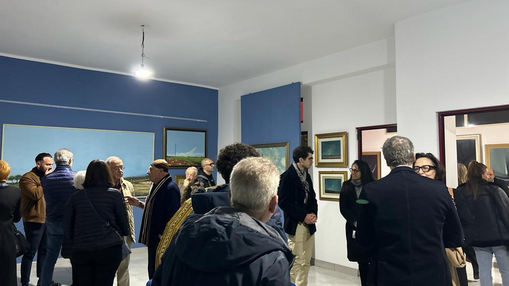 Il Maestro Bagalà Si Intrattiene Con Gli Ospiti Della Mostra