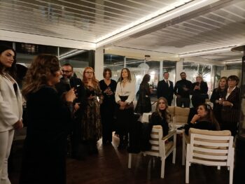 Iolanda Baretta Spiega La Mission Della Serata Agli Ospiti Convenuti