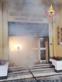 Lamezia Terme, incendio in libreria in via Carducci