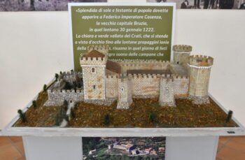 Lamezia Terme, inaugurata la mostra “Castelli e chiese di Calabria” e presentato libro “Sud. Il Capitale che serve”