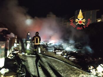Lamezia Terme, vasto incendio nel campo nomadi di Scordovillo