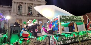 Carnevale, il carro allegorico 'La Pace supposta' conquista Reggio Calabria