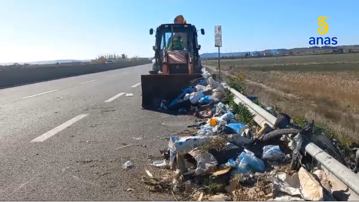 Anas e Comune di Crotone contro il degrado causato dai rifiuti abbandonati lungo la SS 106 jonica 