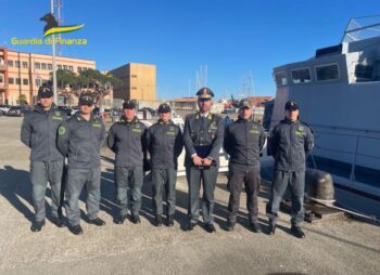 La Nave Scuola ''Mazzei'' della Guardia di Finanza fa scalo al porto di Vibo Marina