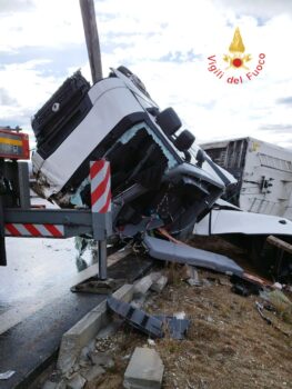 Camion si ribalta su A2 nel cosentino, un ferito