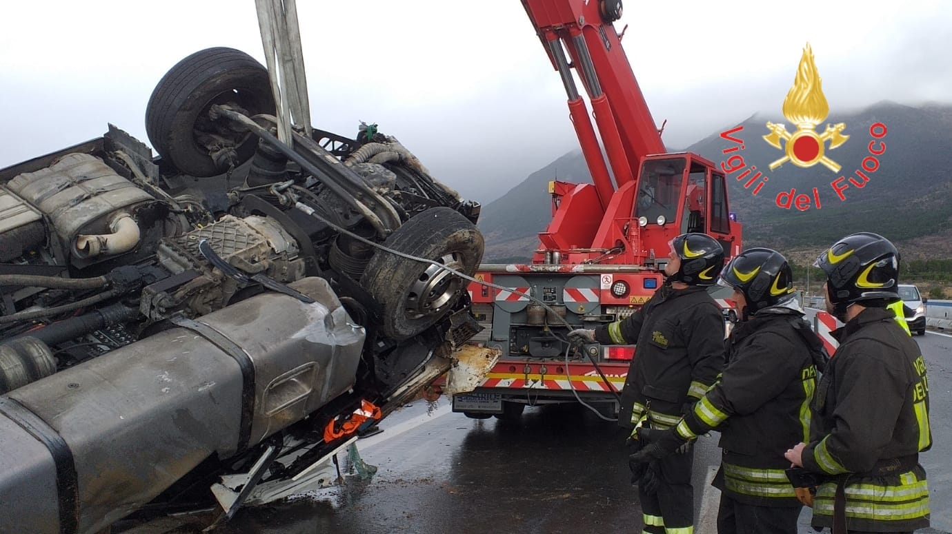 Camion si ribalta su A2 nel cosentino, un ferito