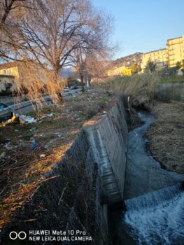 Degrado assoluto lungo l’alveo del torrente Piazza nel centro di Lamezia, lettera denuncia di una cittadina