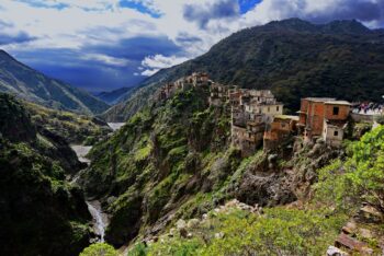L’associazione “Le Città Visibili” fa tappa a Roghudi, il paese nascosto