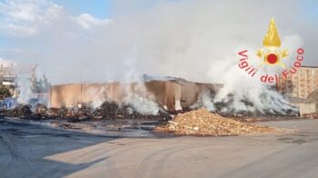In fiamme rifiuti nella zona industriale di Lamezia