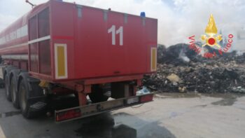 In fiamme rifiuti nella zona industriale di Lamezia