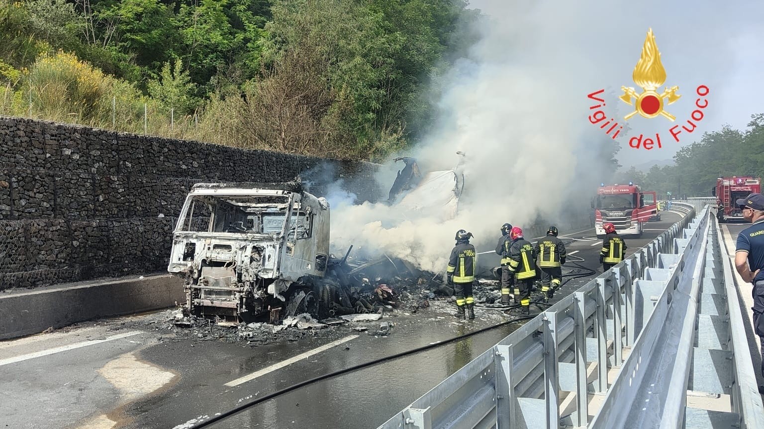 Su A2 vicino Altilia si incendia autoarticolato, disagi Su A2 vicino Altilia si incendia autoarticolato, disagi
