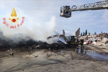 In fiamme rifiuti nella zona industriale di Lamezia