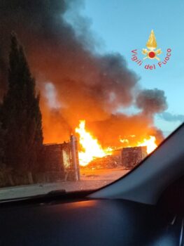 In fiamme rifiuti nella zona industriale di Lamezia