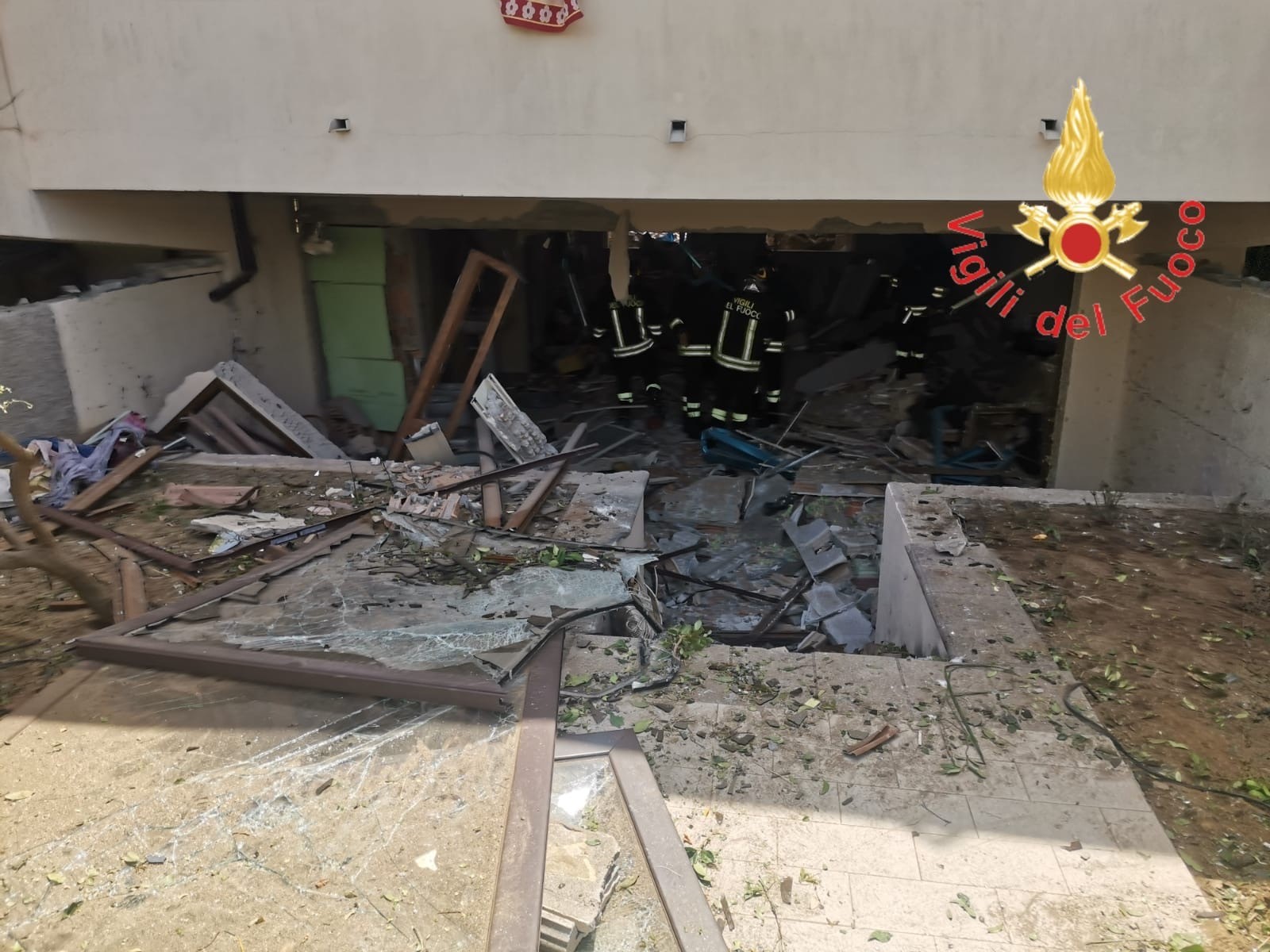 Esplosione in appartamento nel catanzarese, tre feriti