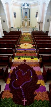 Un’infiorata per riflettere sulla preghiera nella Chiesa Natività Beata Vergine Maria di Bella