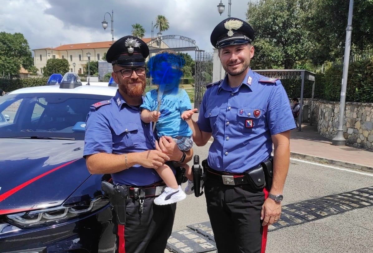 Catanzaro, bimbo di 3 anni bloccato accidentalmente nell’auto della madre, liberato dai Carabinieri Catanzaro, bimbo di 3 anni bloccato accidentalmente nell’auto della madre, liberato dai Carabinieri