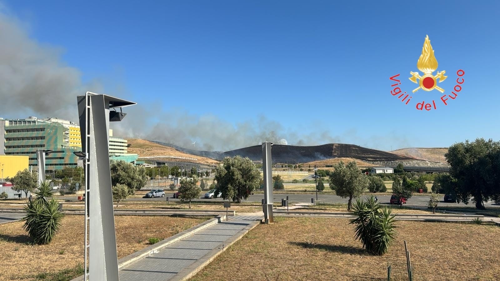 Incendio di vegetazione vicino Cittadella e policlinico universitario