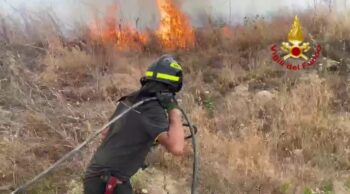 Incendio di vegetazione vicino Cittadella e policlinico universitario