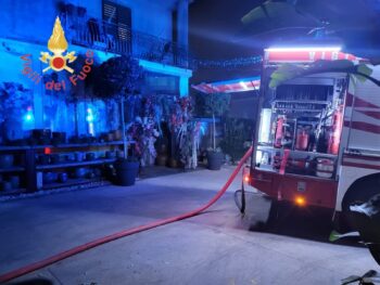Lamezia, in fiamme deposito di attività di vendita composizioni floreali in via degli Itali