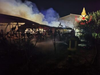 Lamezia, in fiamme deposito di attività di vendita composizioni floreali in via degli Itali