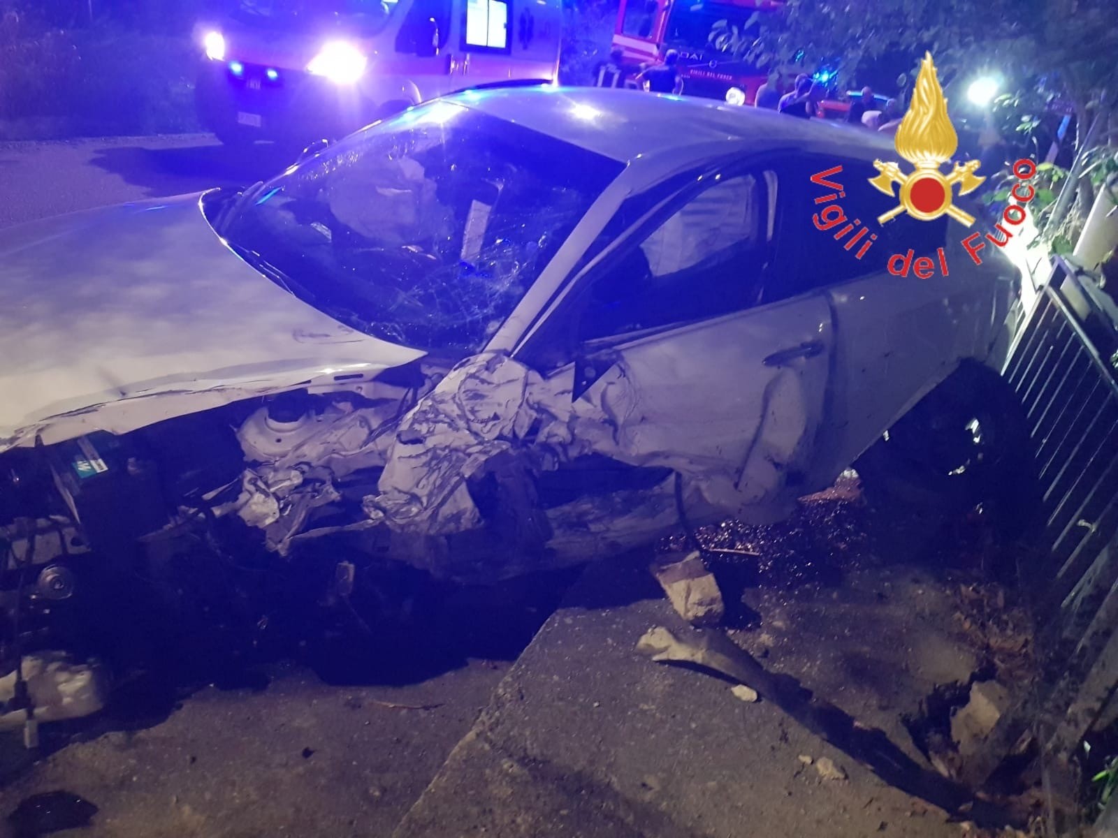 Incidente stradale a Simeri Crichi, feriti gravi tre giovani Incidente stradale a Simeri Crichi, feriti gravi tre giovani