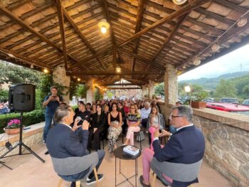 Claudio Bacilieri protagonista di «A Palazzo con lo Scrittore», a Tenuta Trovante di Cortale si è discusso di borghi storici