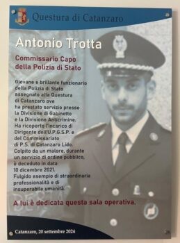 Catanzaro, cerimonia di dedica della Sala Operativa in memoria del Commissario Capo dott. Antonio Trotta e inaugurazione del Cippo marmoreo dedicato ai caduti della Polizia di Stato