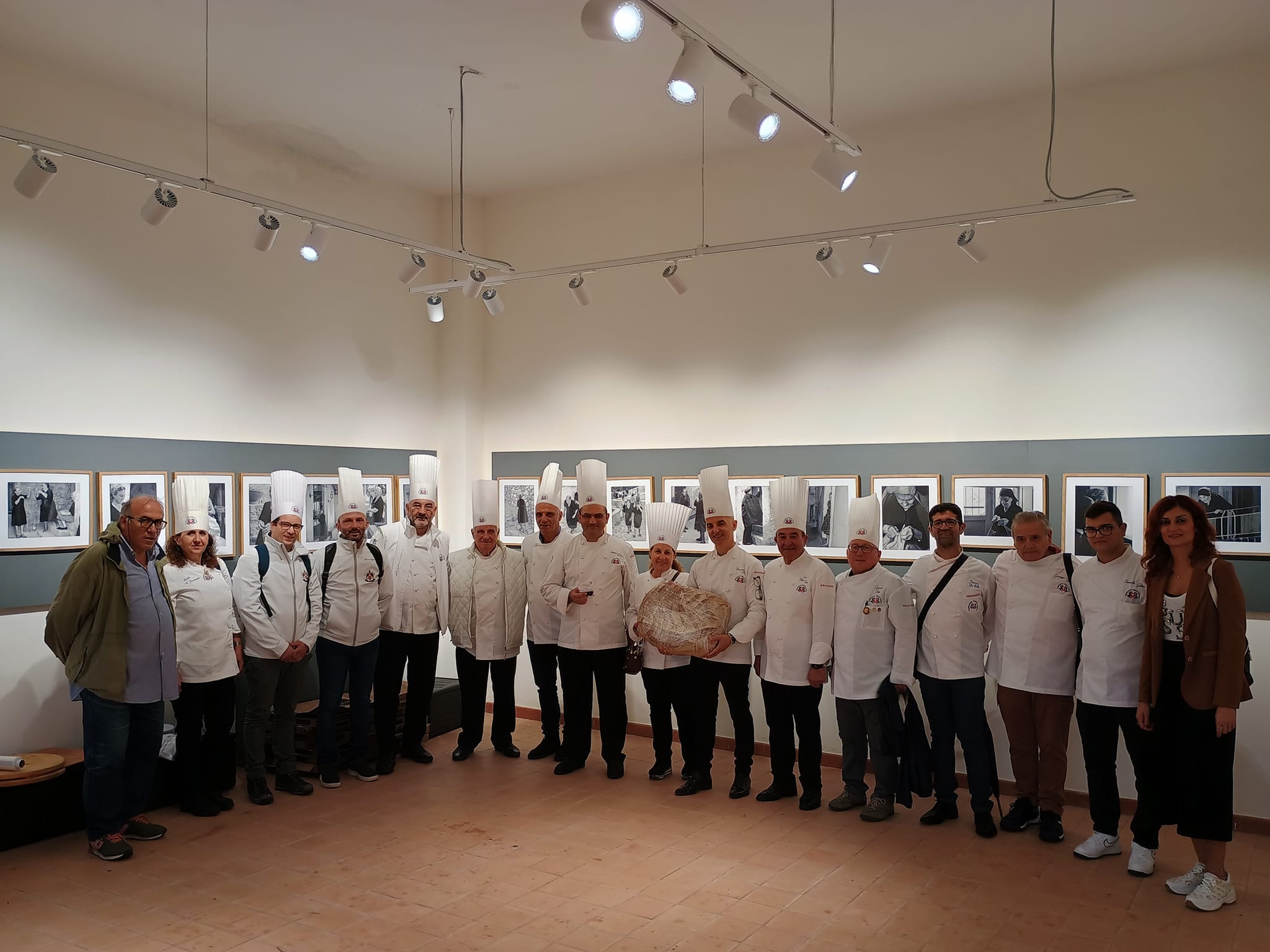 La pioggia non ferma il successo della 'Festa del Cuoco 2024' dell’Associazione Provinciale Cuochi Catanzaresi a Badolato Borgo