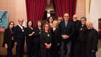 L’energia di Luca Ward apre la rassegna teatrale 'Vacantiandu 2024' con 'Il talento di essere tutti e nessuno'